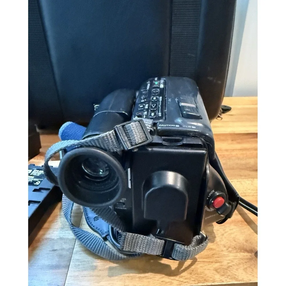 Sony CCD-TR4 Video8 8mm Handycam Camcorder 6x Zoom Battery Case Untested